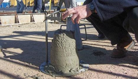 Đo kiểm tra độ sụt bê tông trước khi đúc mẫu đi bảo dưỡng và thí nghiệm